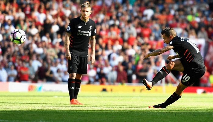 Η εκπληκτική εκτέλεση φάουλ του Κουτίνιο