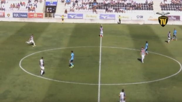 Γκολάρα με φάουλ πίσω από το κέντρο