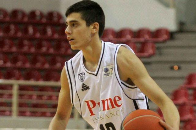 Το εκπληκτικό buzzer beater του 15χρονου Κόνιαρη