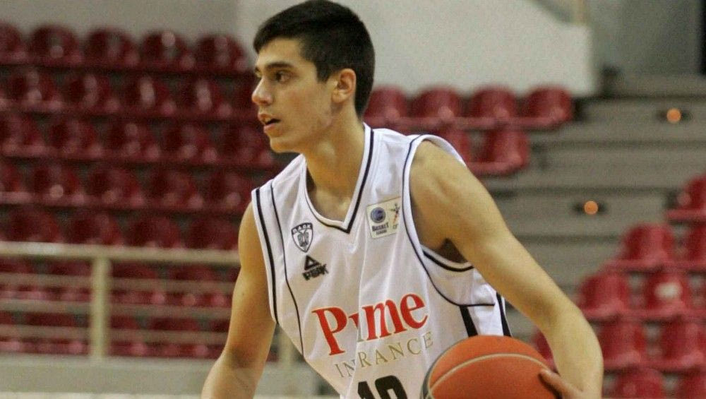 Το εκπληκτικό buzzer beater του 15χρονου Κόνιαρη