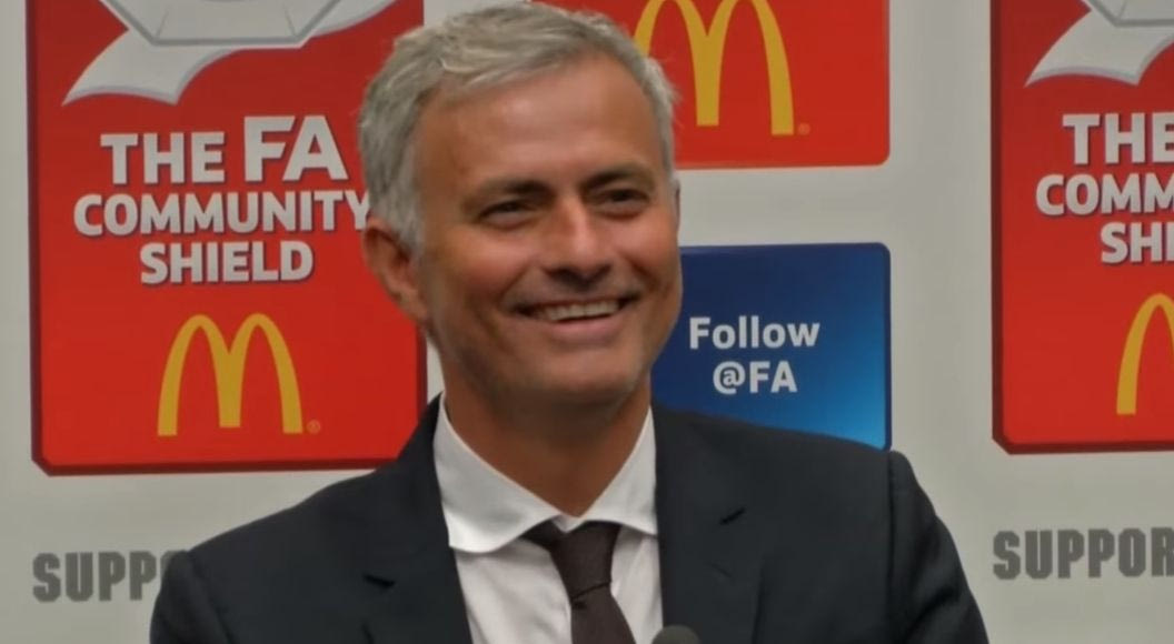 Κοιμήθηκε την ώρα που μιλούσε ο Μουρίνιο!