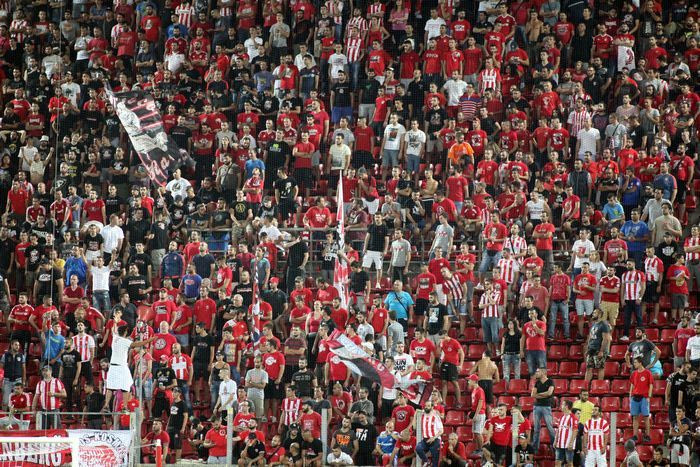 Ένα λουλούδι στα θύματα της Ράμπλα από τους φίλους του Ολυμπιακού