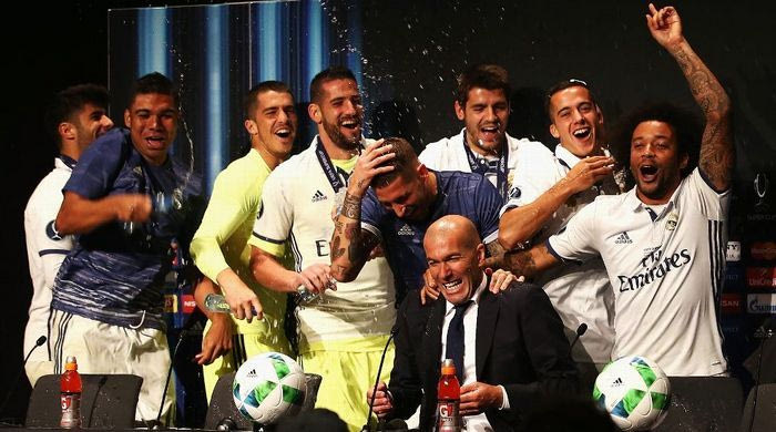 Μπουγέλωσαν τον Ζιντάν