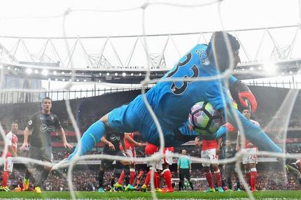 Αυτογκόλ με την… πλάτη ο Τσεχ