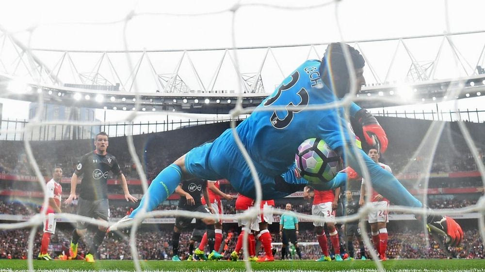 Αυτογκόλ με την… πλάτη ο Τσεχ