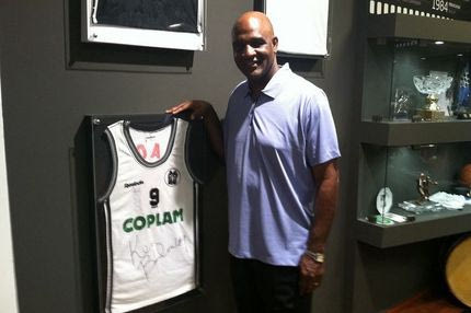 Η… ιστορική φανέλα και ο “λαμπερός” Μπάρλοου