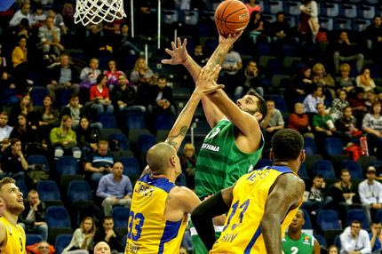 VIDEO: Η τάπα στον Μπουρούση που έκρινε το ματς με τη Μακάμπι