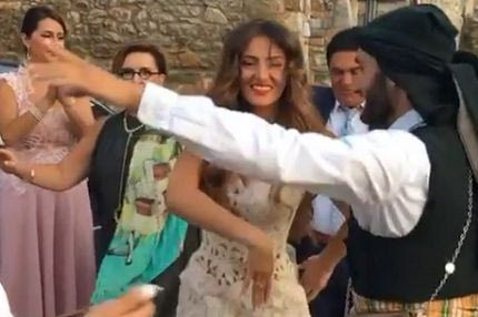 VIDEO: Ο παραδοσιακός χορός της όμορφης ανιψιάς του Ιβάν Σαββίδη