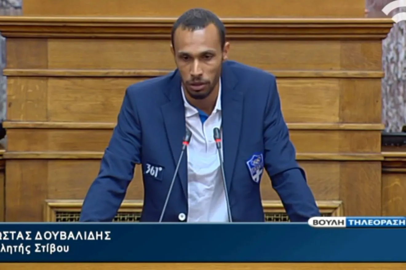 Ο Μιχαλολιάκος δεν χειροκρότησε τον Δουβαλίδη