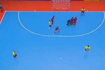 Πέντε Ιρανοί ένιωσαν κουτοί στην γκολάρα του Φαλκάο