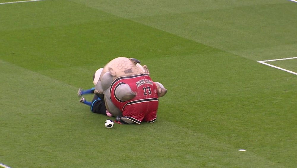 Αυτή η μασκότ σε βγάζει έξω από τα ρούχα σου!