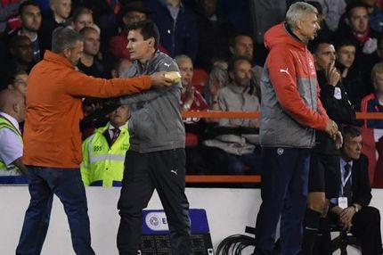 “Κέρασμα” σε Βενγκέρ από εισβολέα οπαδό!