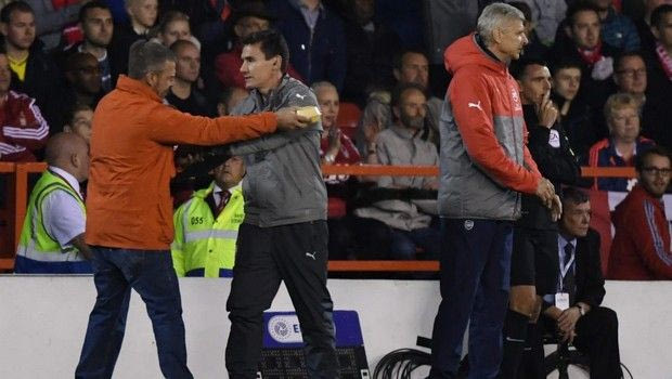 “Κέρασμα” σε Βενγκέρ από εισβολέα οπαδό!