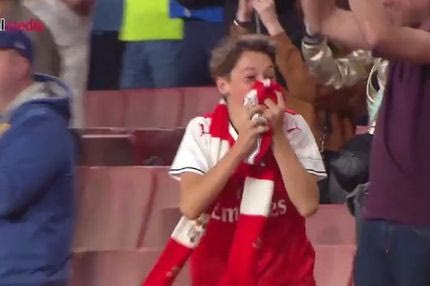 Το ΜΟΝΑΔΙΚΟ δώρο του Εζίλ σε νεαρό φαν της Άρσεναλ!