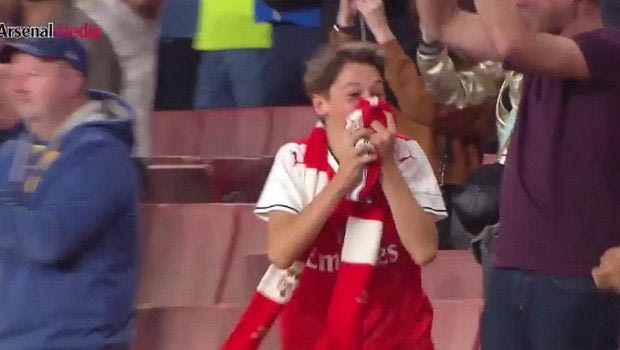 Το ΜΟΝΑΔΙΚΟ δώρο του Εζίλ σε νεαρό φαν της Άρσεναλ!