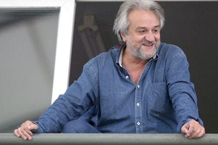 Τα… φιλάκια και τα “καντήλια” του Κομπότη