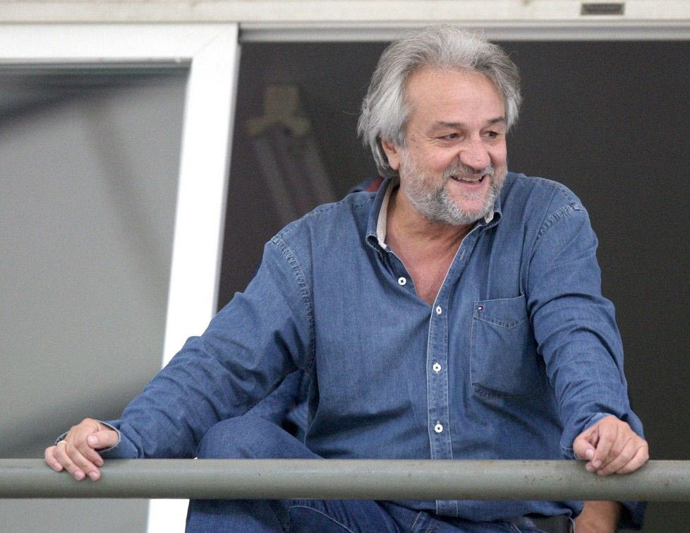 Τα… φιλάκια και τα “καντήλια” του Κομπότη