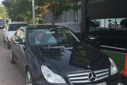 Υπέγραψε, φωτογραφήθηκε μπήκε στην Mercedes του Ντούσκο