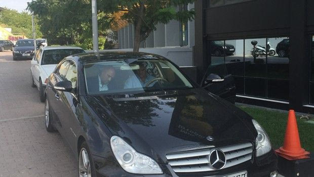 Υπέγραψε, φωτογραφήθηκε μπήκε στην Mercedes του Ντούσκο