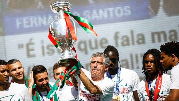 Ο Φερνάντο Σάντος χορεύει σε συνέντευξη Τύπου!