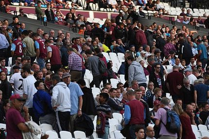 Απίθανο: Συνθήματα-κονσέρβα στην Γουέστ Χαμ!