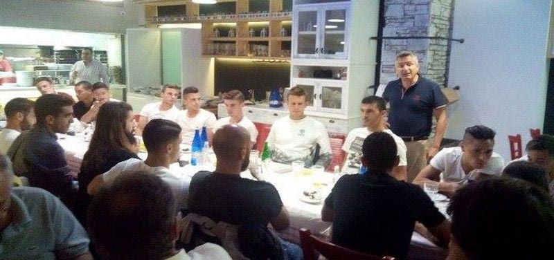 Χωρίς αλκοόλ αλλά με το πνεύμα των οργανωμένων το τραπέζι του Ατρομήτου