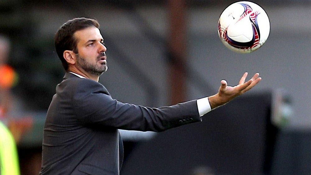 Κύριε Στραματσόνι, γιατί κοιμάστε στον πάγκο;