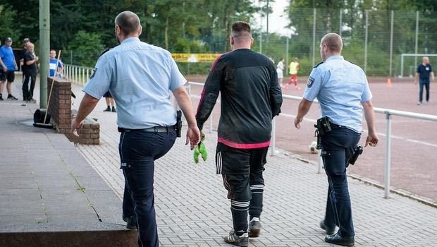 Δέχτηκε 43 γκολ και τον έπιασε η αστυνομία