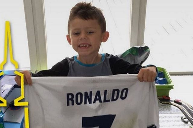 Το σπέσιαλ δώρο του CR7 σε γιο παίκτη της Ντόρτμουντ