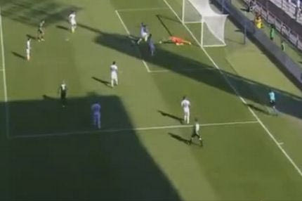 Έπεσε, αλλά ξέχασε την μπάλα ο Καρνέζης