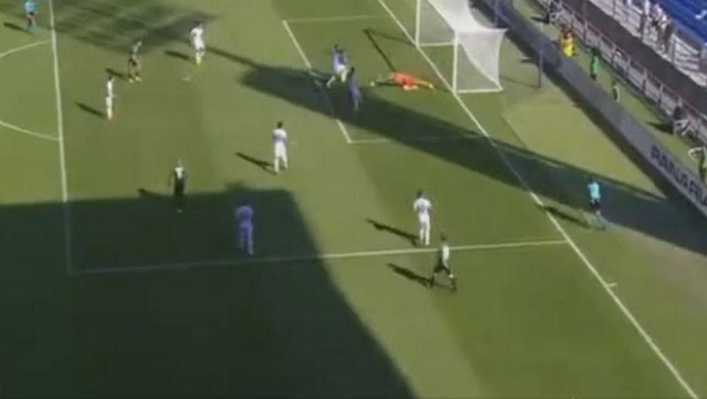 Έπεσε, αλλά ξέχασε την μπάλα ο Καρνέζης