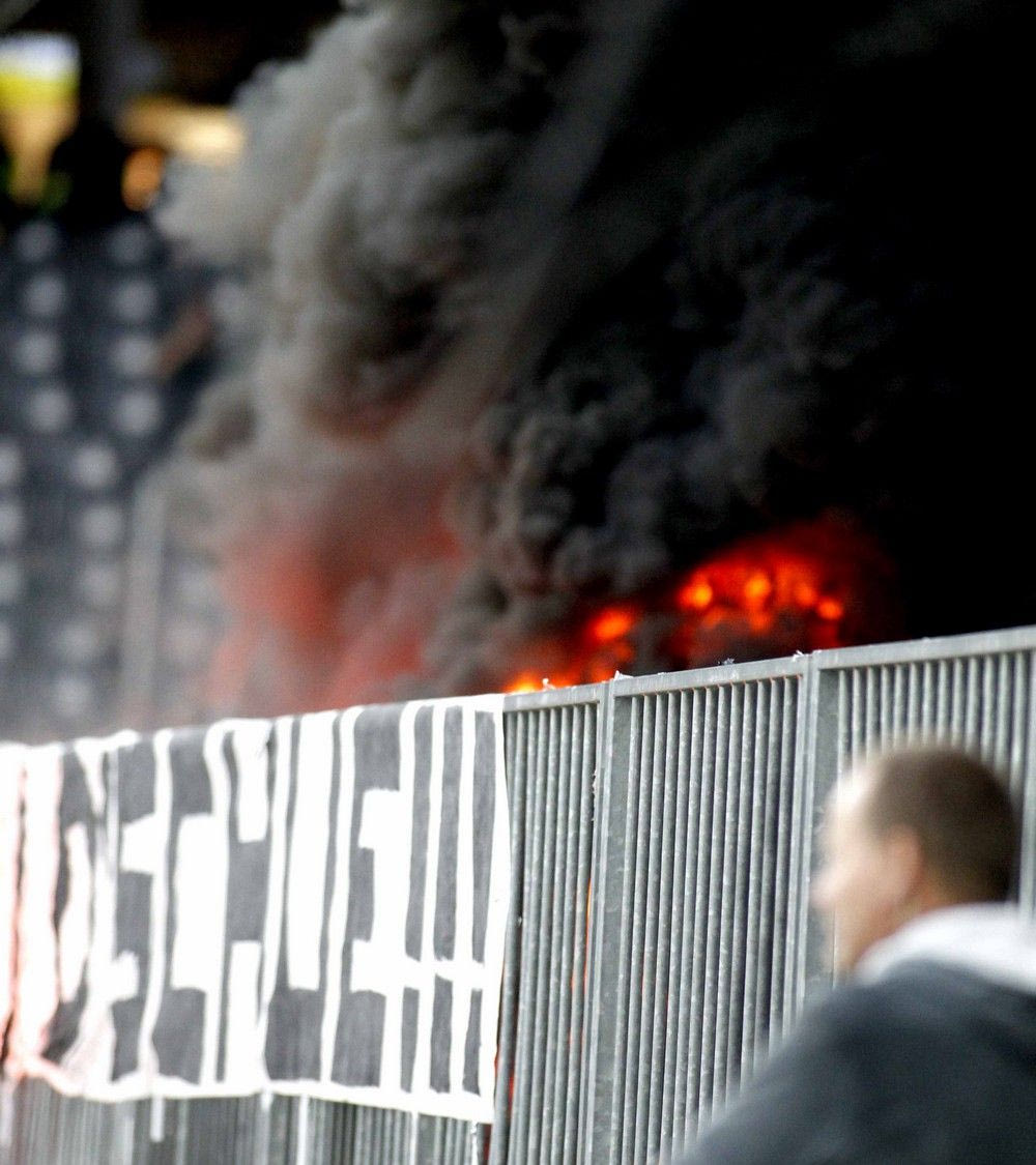 Φωτιά στο γήπεδο της Γιουνγκ Μπόις!