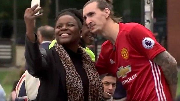 Fake Ιμπραχίμοβιτς εξαπατά οπαδούς της Μ.Γιουνάιτεντ!