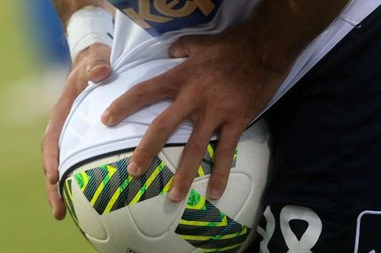 Καταδικάζει η Football League