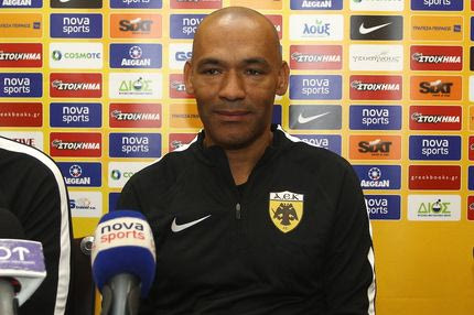 Ο Μοράις δείχνει να συνειδητοποιεί σε ποιον πάγκο κάθεται