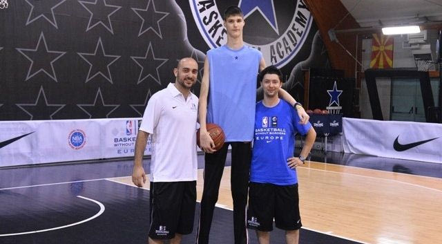 Στην Ιταλία ο 14χρονος των 2.26μ.