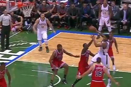 Η θεαματική no look πάσα του Αντετοκούνμπο