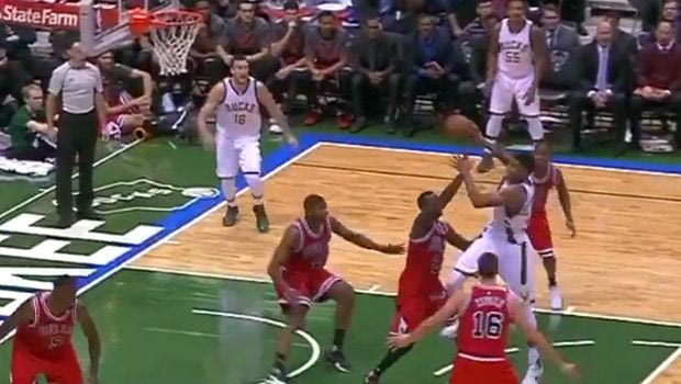 Η θεαματική no look πάσα του Αντετοκούνμπο