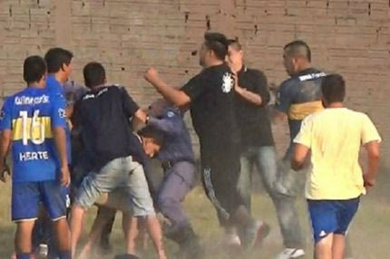 Απίστευτο ξύλο σε διαιτητή για ένα… πέναλτι!