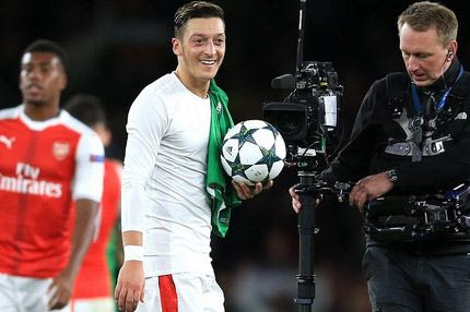 Ερωτευμένος με τη μπάλα του αγώνα ο Εζίλ!