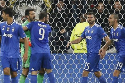 Super(man) Μπουφόν, μόνο νίκες η Λέστερ