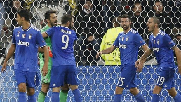 Super(man) Μπουφόν, μόνο νίκες η Λέστερ