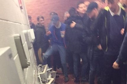 Τρομερές ζημιές από τους οπαδούς της Σίτι στο “Ολντ Τράφορντ”!