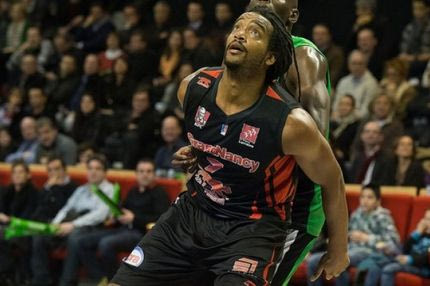 Γιατί η ΑΕΚ διάλεξε τον Φάλκερ, έναν… κοντό ψηλό