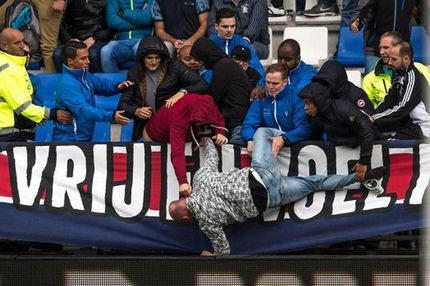 Οπαδοί πέταξαν αντίπαλο από την κερκίδα!