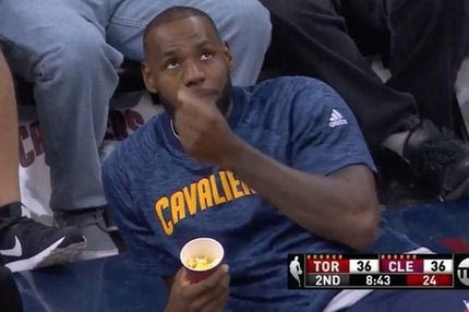 Απολαυστικός ΛεΜπρόν: έτρωγε ποπκόρν την ώρα του αγώνα!