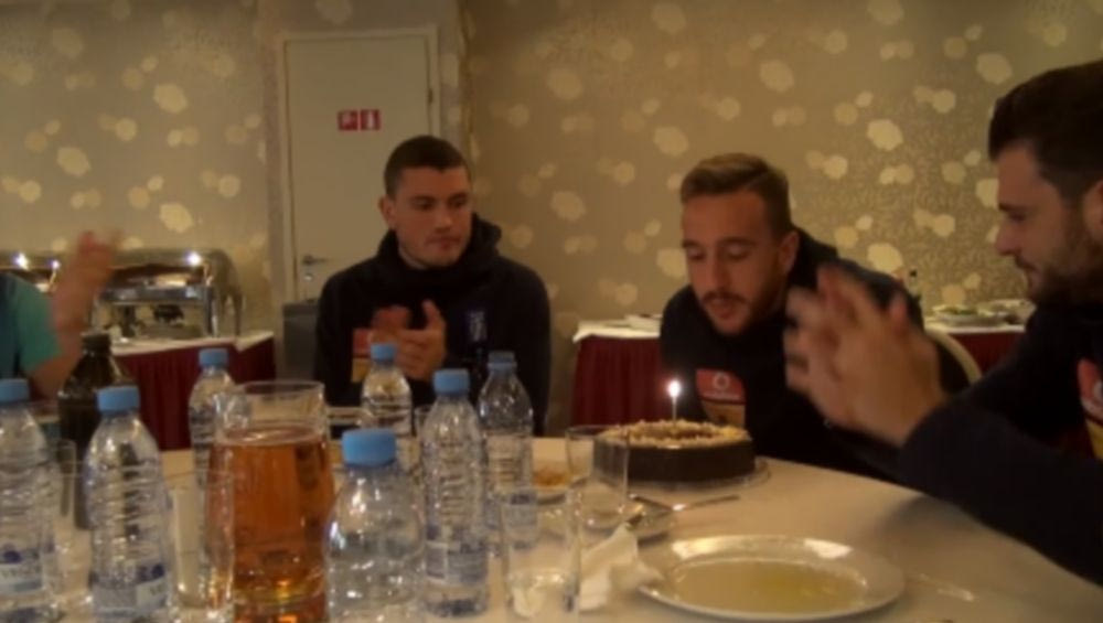 Με την μπουκιά στο στόμα έσβησε κεράκια ο Γλύκος!