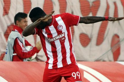 Καμαρώνει τα νέα του παπούτσια ο Ιντέγε