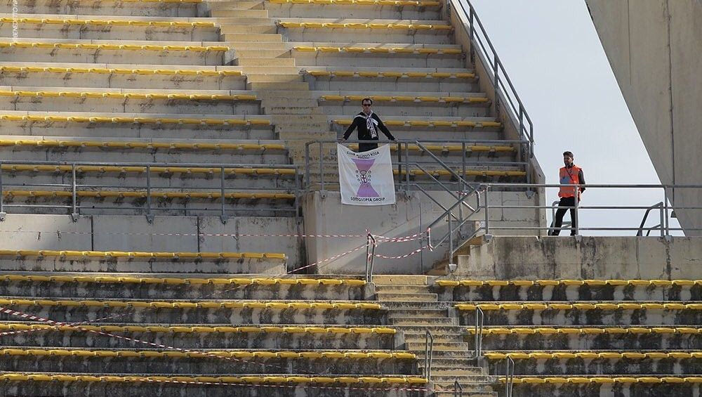 Κέρασαν μπύρα τον μοναδικό φιλοξενούμενο οπαδό!