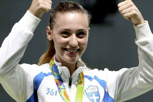 Στόλισε δέντρο με τα μετάλλιά της η Άννα Κορακάκη